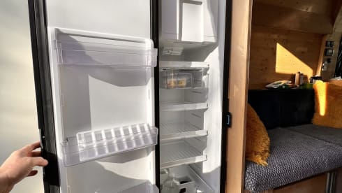 Trekker – Peugeot Boxer Electric Bed/Lithium powered/off-grid  2Berth