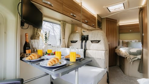 GoCampa – 4 Berth Fully Equipped Motorhome *Insurance included*