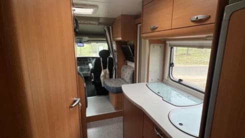 Roadrunner – Beautiful and very well maintained motorhome with lots of space