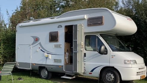 6-person family camper with very wide bunk beds, spacious alcove and air conditioning