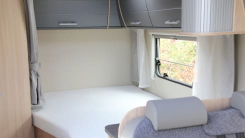 2/25 – Compact and luxurious 2-person camper with fixed bed in the back!