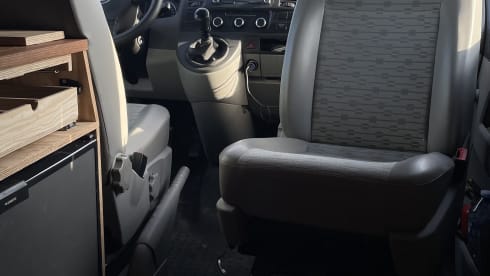 2p Volkswagen bus uit 2012
