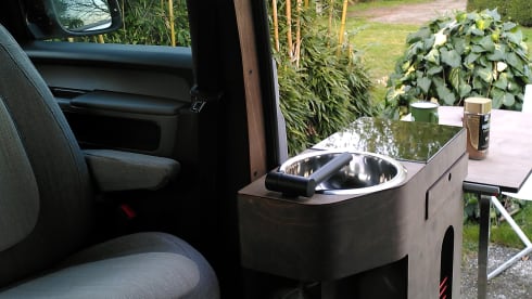 Daisy – Sustainable camping with a cute electric Volkswagen van