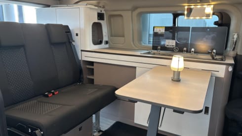 Campervan Bürstner per 4 persone, modello 2022.