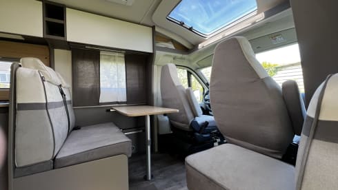 21 LMC 660 G – 22 LMC Tourer H660G 2 person Camper