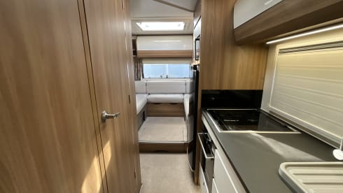 Bailey – Bailey semi-integrato a 6 posti letto, costruito nel 2019.