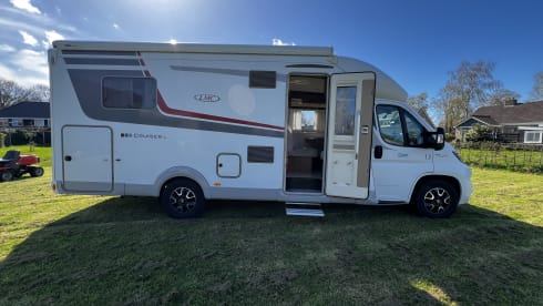 13 LMC T742 – LMC T742 semi-integrated camper 2020