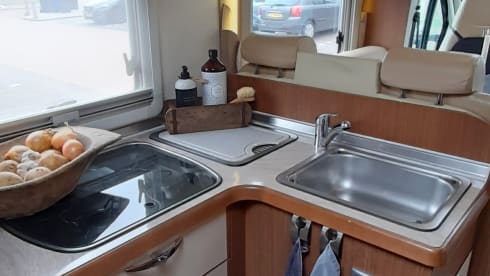 Luxury motorhome 4 persons automatic.