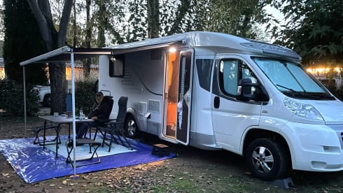 Nirwana – Luxury 2p Hymer from 2015 with fixed Queens bed 