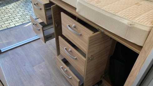 Jo'Berg – Hymer Yellowstone bus camper (with lifting roof) from 2019