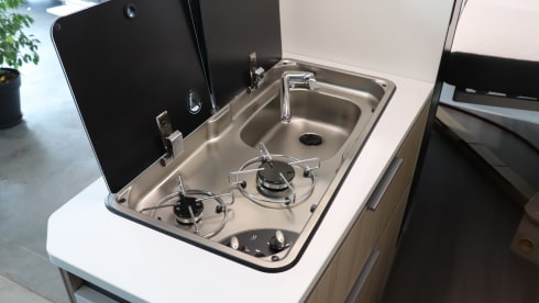 Roadhouse camperverhuur naam Surfer House – New Adria Mobil 2023 bus camper