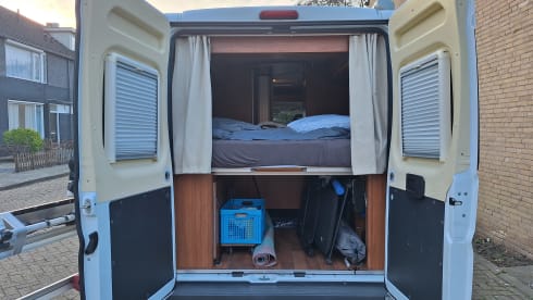 Compact and cozy 2-person Citroën Jumper Globecar bus from 2015