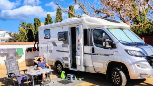 Vakantiemaatje – Adria Compact Plus SL automatic camper semi-internet 2 persons from 2019
