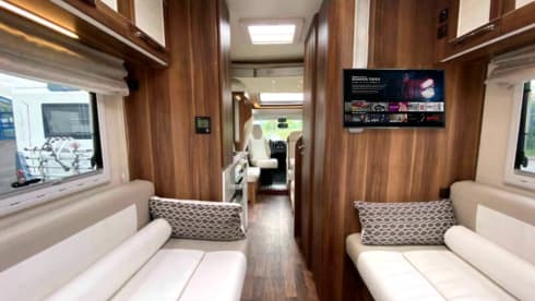 VIP 6 berth & 6 seatbelts – WiFi ✅ 2 TV's ✅ Pets ✅ Bikes ✅ Awning ✅ EU Travel ✅
