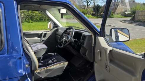 Betty – 2 berth Volkswagen campervan from 2000