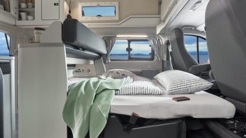 D'eropuit – New campervan Ford Nugget Plus with high roof - 4 people