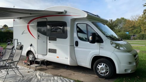 De Ixeo – Neat complete family camper for rent Burstner Ixeo