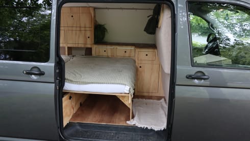 2p Volkswagen campervan uit 2013