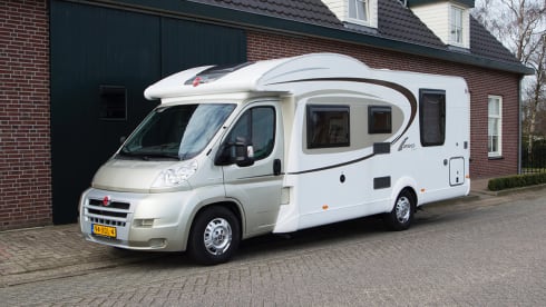 Ixeo IT 720 – 4p Bürstner semi-integrated from 2010