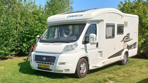 Super cozy spacious challenger eden 602 camper