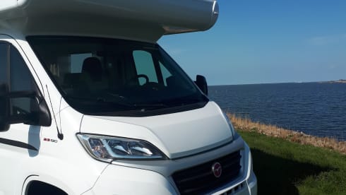 Camper 2 – Spacious and luxurious Pilote 6-person family camper with Playstation and LED TV!