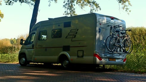 With this sporty camper the journey is the goal.