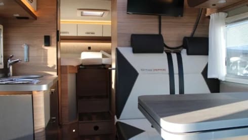 Roxi – Beautiful, luxury Dethleffs semi-integrated camper (4p) from 2021 (incl. Maxx fan!)