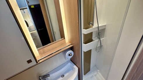 Automaat – 5p luxury camper with separate bed & electric lifting bed