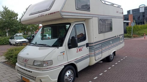 Luxury 4 person LMC - Off grid - 210 Amp - 220V - LPG cooking/heating