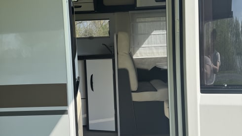 Moderne Ford Camper voor 4 Personen – Compact, Luxe en Avontuurlijk