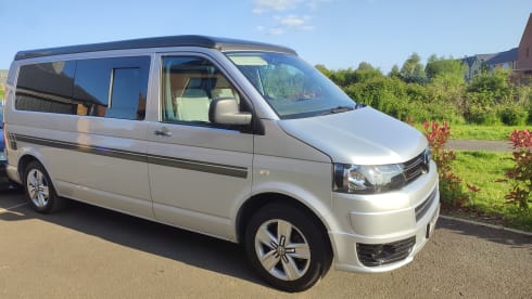 Misty  – *RECENTLY UPGRADED* Fully Heated/ Air-conditioned VW T5 4 berth  Campervan