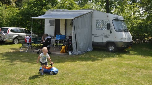 Spacious 4-5 person Hymer (very suitable for young families)