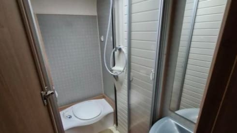 Comfortable and luxurious camper (4 persons)