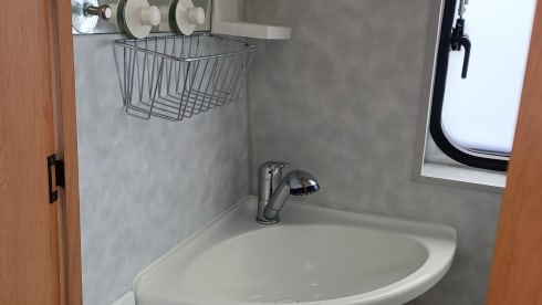 ☀️ 4-person bus camper with fixed bed, awning & solar panel – also for sale!