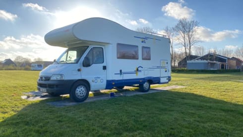 Ons Suzy – 6p Elnagh alcove family camper