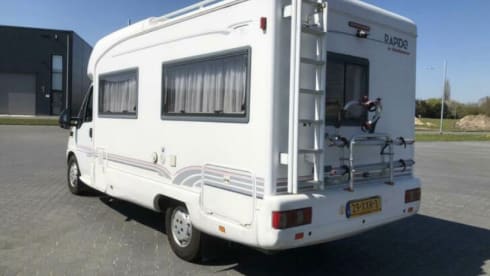 Alleen te huur voor reizen in Benelux en Duitsland – Wonderfully complete and comfortable camper for two people