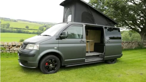 Cedric – T5 Campervan with Pop-Top, Rocknroll bed and Swivel Seats