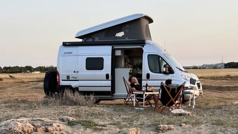 Freeda – Luxury off-grid Hymer (4p) roof tent