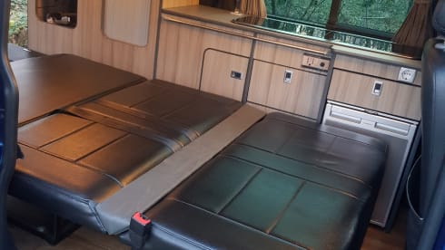 t5 buscamper – Beautiful, cozy T5 bus camper with original Reimo camper furnishings. 