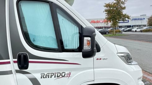 Rapido automaat uit 2018 voorzien van 6 zonnepanelen.