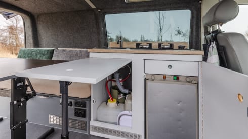 2p Volkswagen campervan uit 2003