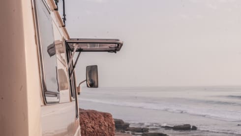 Germaine – Unique Mercedes classic car and off-grid camper