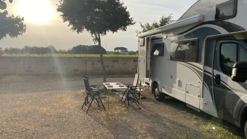 De Glucksmobil! – 6 person family camper Alcove