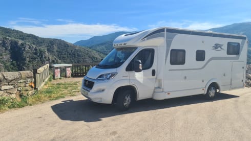 Beatrix – 2021  Laika Kosmo 509 4 berth coach built semi-integrated