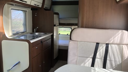 Luxurious spacious 6 person family camper with air conditioning (2x), garage and inventory.