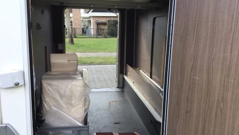 Young, luxurious, spacious, 6p. camper, 20 extra HP, large beds, 2 x air conditioning