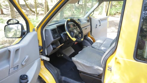 De Gele Bus – On the road with the Yellow Bus! (VW T4 from '99)