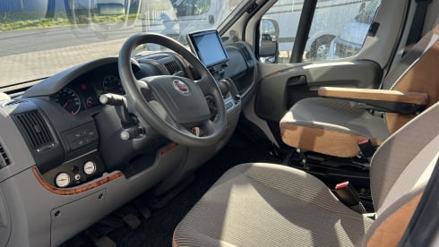 Sjors – Fiat Ducato Dethleffs Queens bed