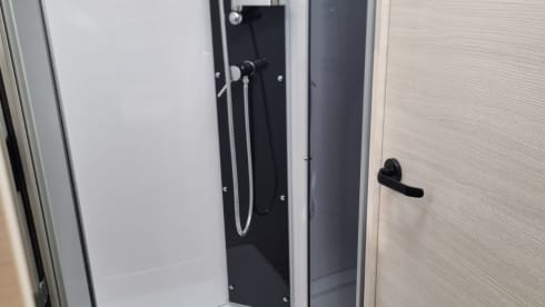 Kampergeluk – Beleef jouw uniek avontuur met onze 4-persoons automaat camper