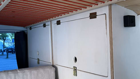 kampr – Converted Volkswagen campervan from 2021 (2p + child)
